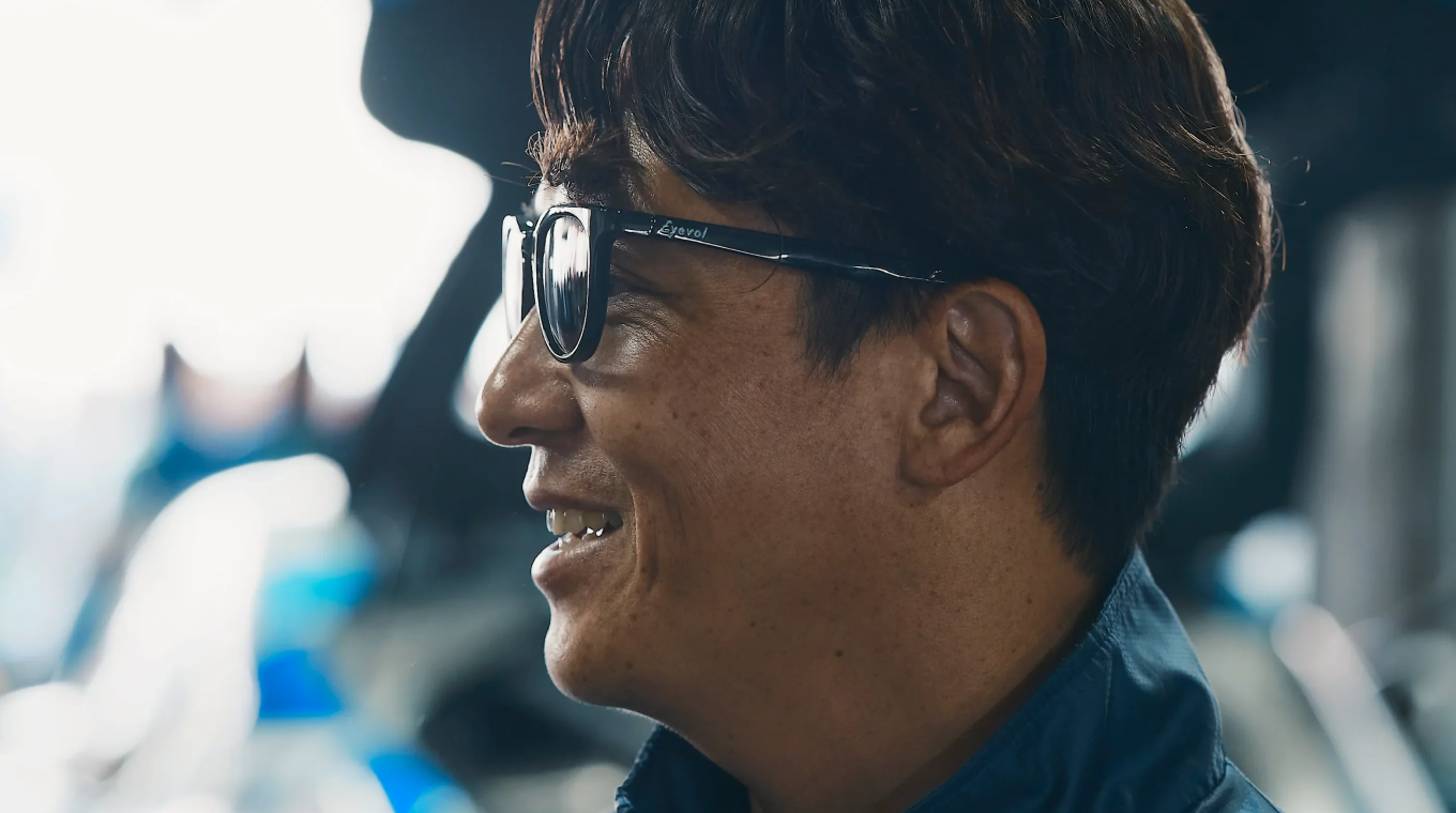 極限のスピードと、組織の舵取り。 2つのハンドルを握る男が求めた、「歪みなき」視界。